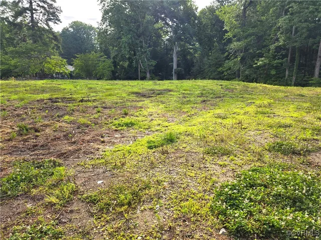a view of a yard with a house