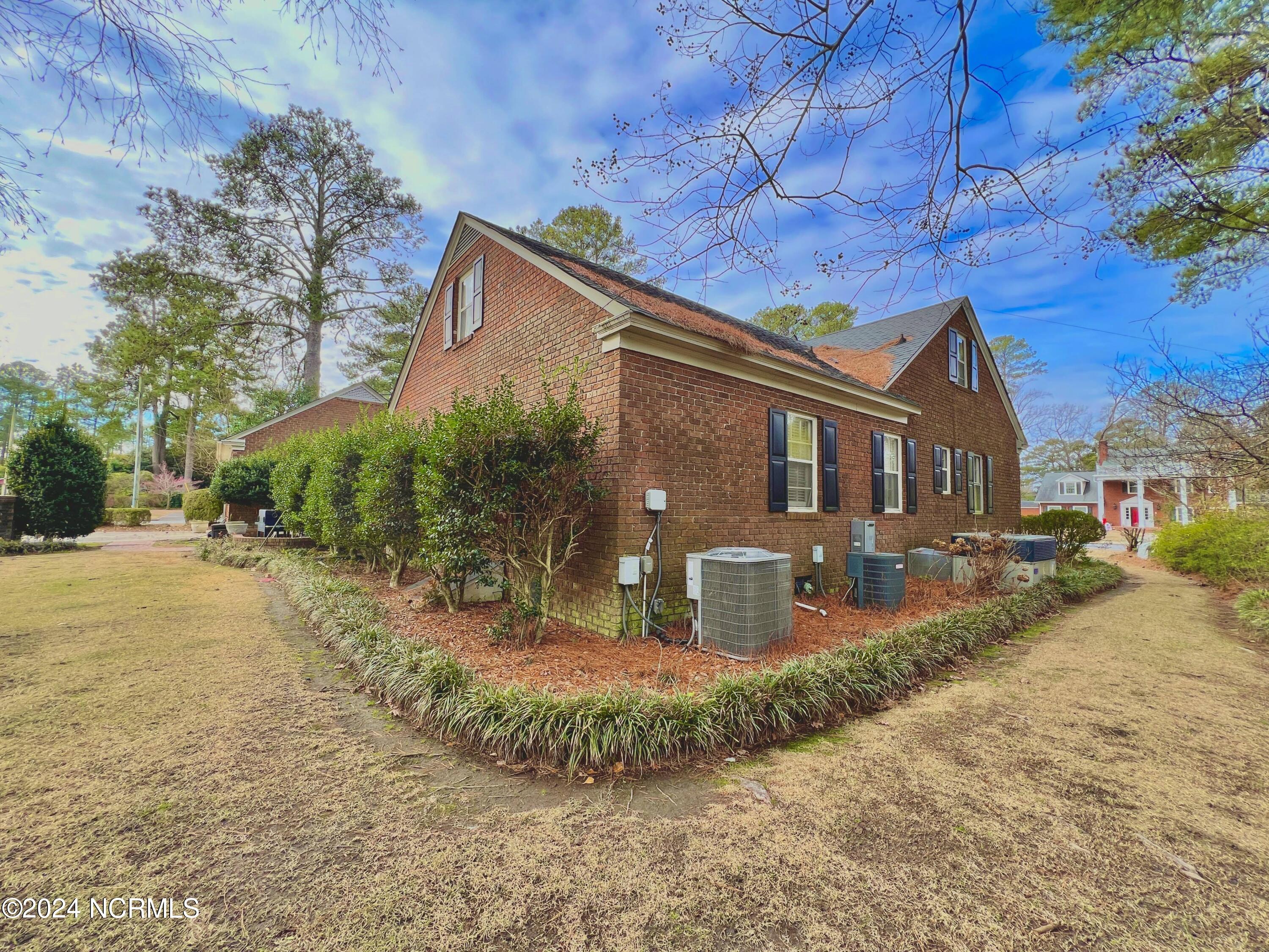 1401 Greenbriar Road Kinston, NC 28501 - Photo 9 of 91 414368899_385376660830451_48118453786653