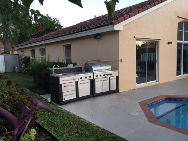 a white stove top oven sitting in a yard