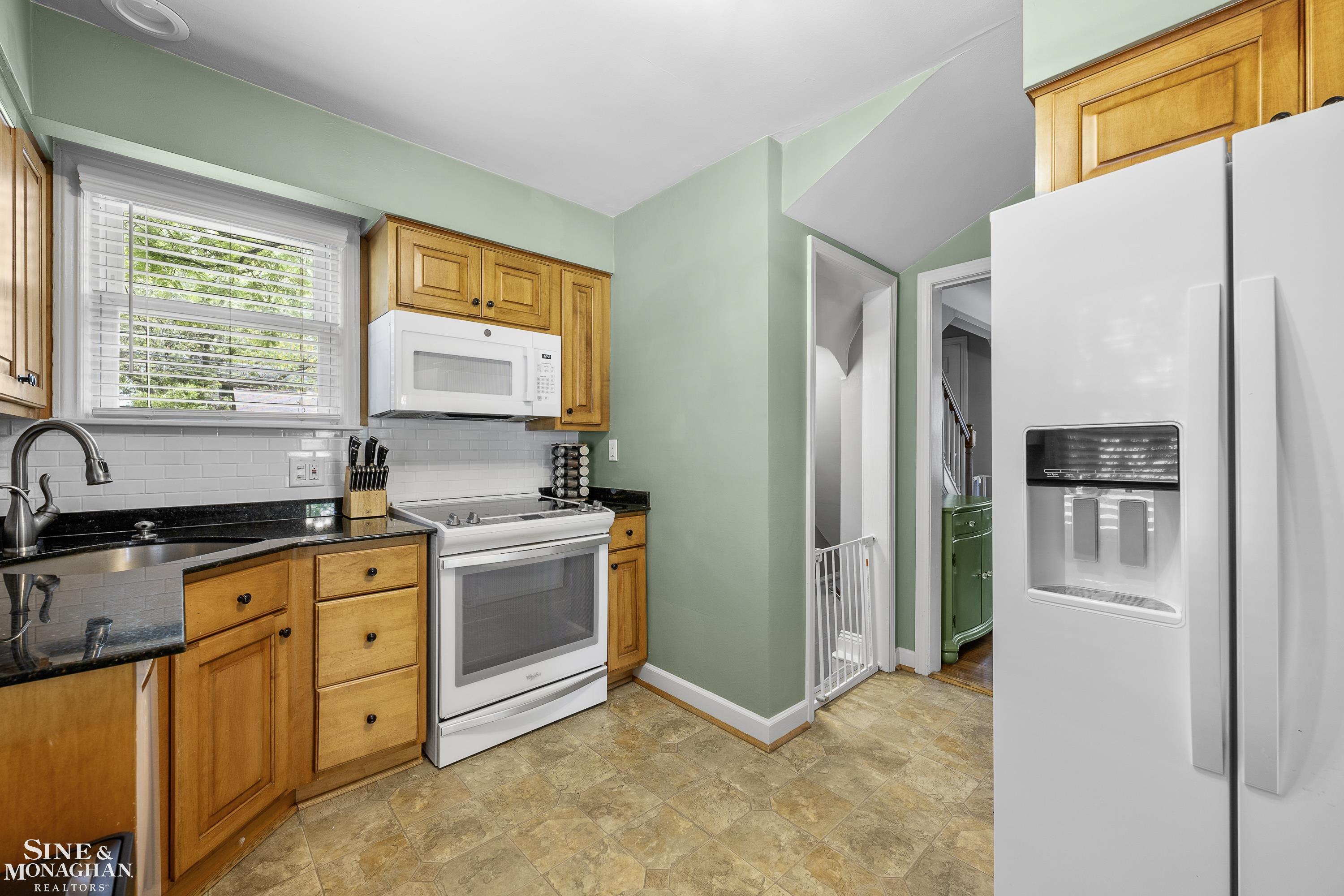 1984 Lancaster Street Grosse Pointe, MI 48236 - Photo 11 of 33 50177892-9ee8def9-dda2-4d15-b5f7-0b50e917774c.JPG