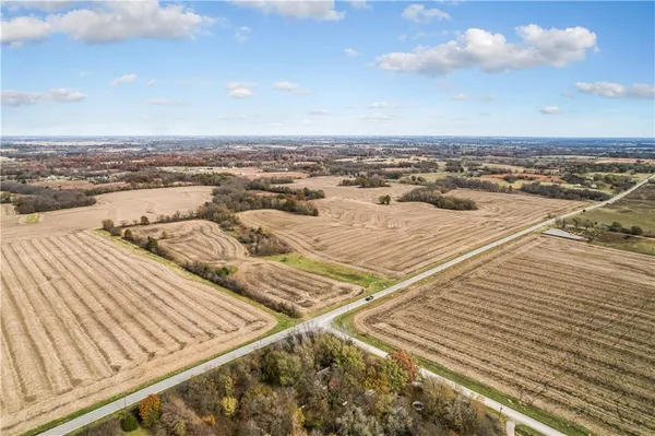 $240,600 | 3 East State Route 2 Highway, Garden City, MO 64747