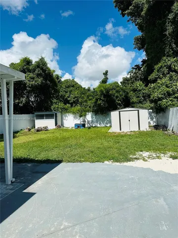 a view of a back yard