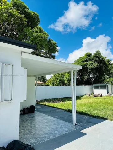 a view of a house with backyard