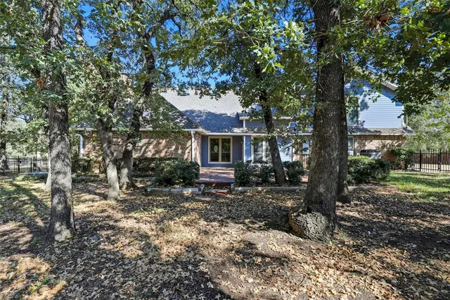 a view of a house with yard and tree s