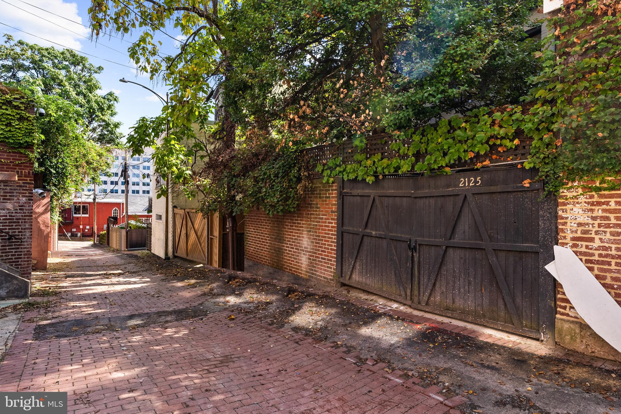 2125 Bancroft Place Northwest Washington, DC 20008 - Photo 45 of 48 a backyard of a house with lots of green space