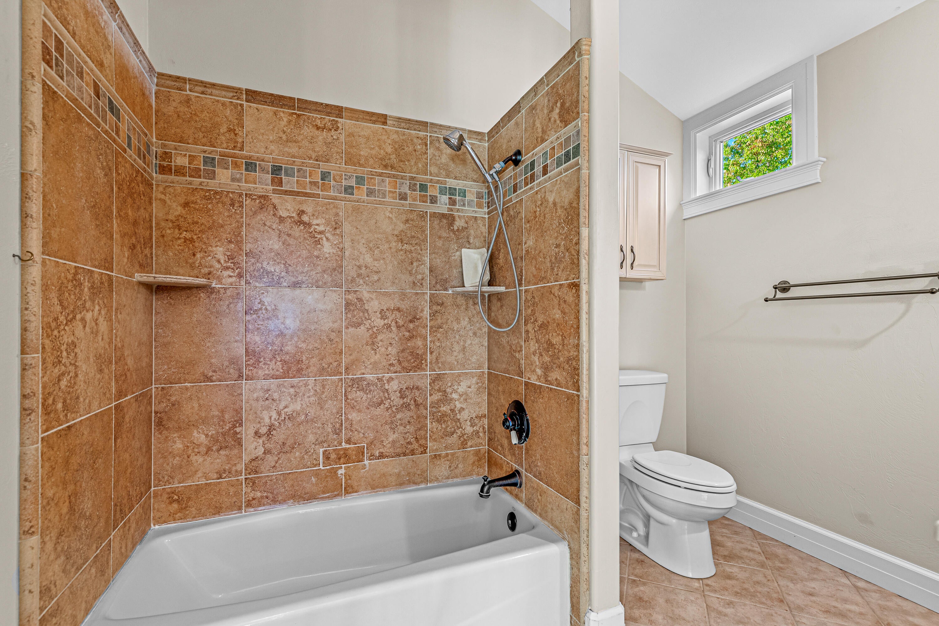 1820 Dry Creek Road Eagle Point, OR 97524 - Photo 30 of 64 Upstairs Guest Bath