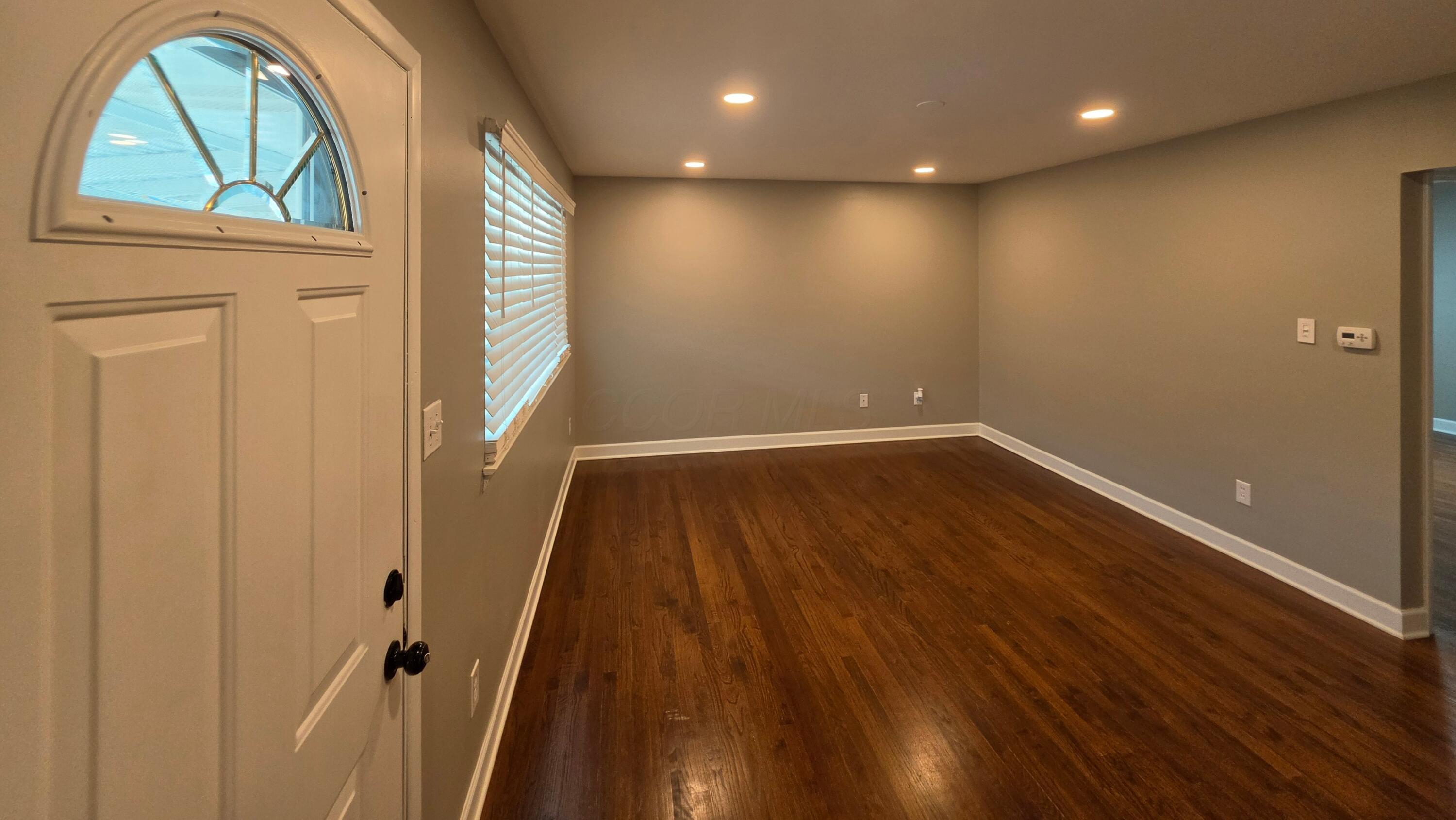 3137 Hillgate Road Columbus, OH 43207 - Photo 5 of 36 Living room