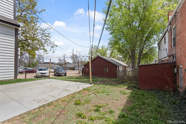 a view of a back yard of the house