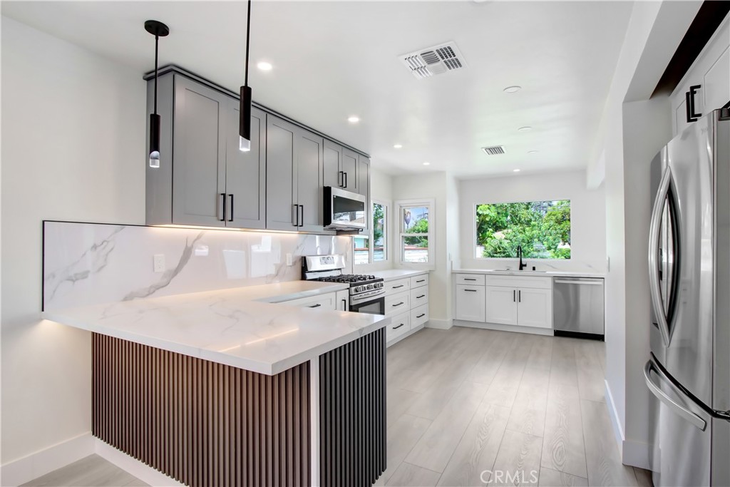 4061 Maplewood Place Riverside, CA 92506 - Photo 8 of 29 Pendant Lights