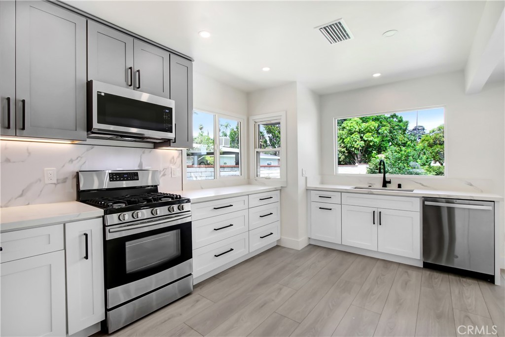 4061 Maplewood Place Riverside, CA 92506 - Photo 9 of 29 Kitchen-Stainless Appliances