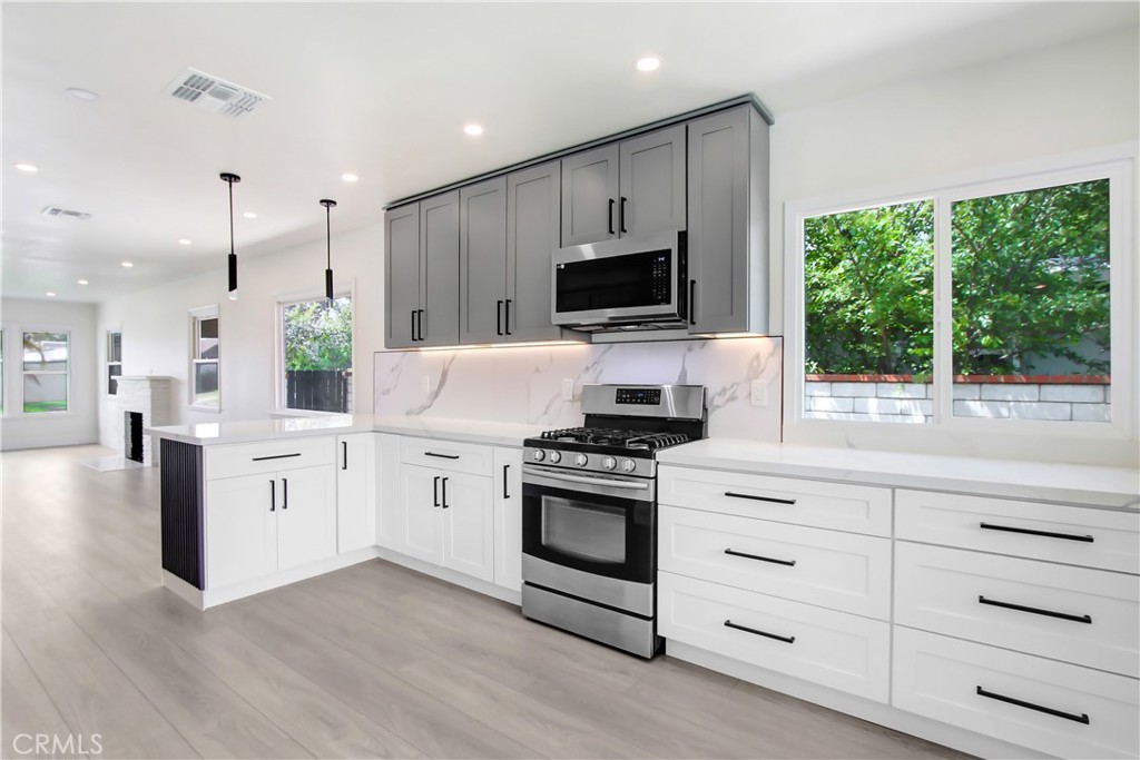 4061 Maplewood Place Riverside, CA 92506 - Photo 10 of 29 Modern Cabinets