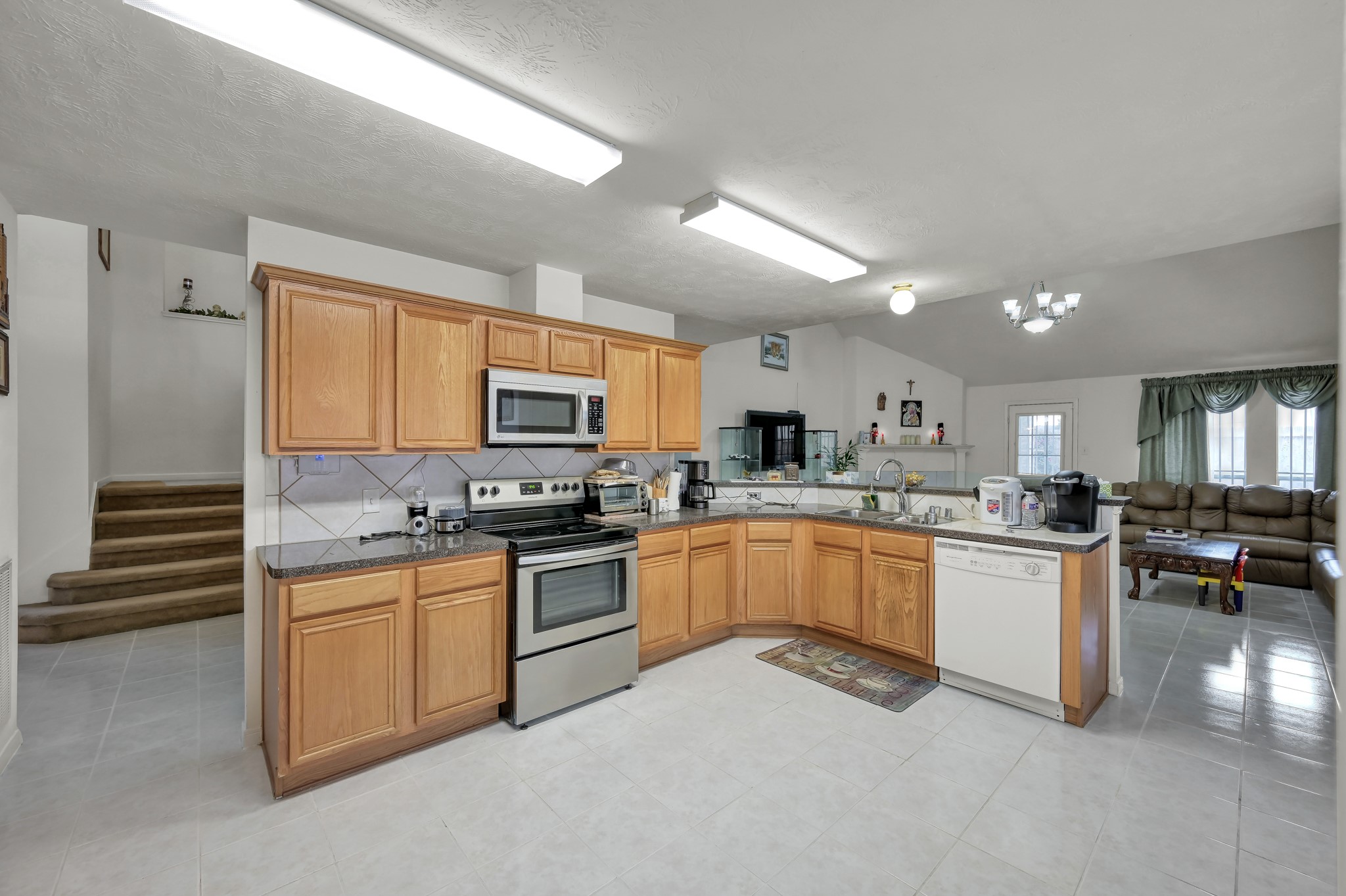2539 Forge Creek Road Houston, TX 77067 - Photo 6 of 40 Spacious kitchen that flows seamlessly into the living area.