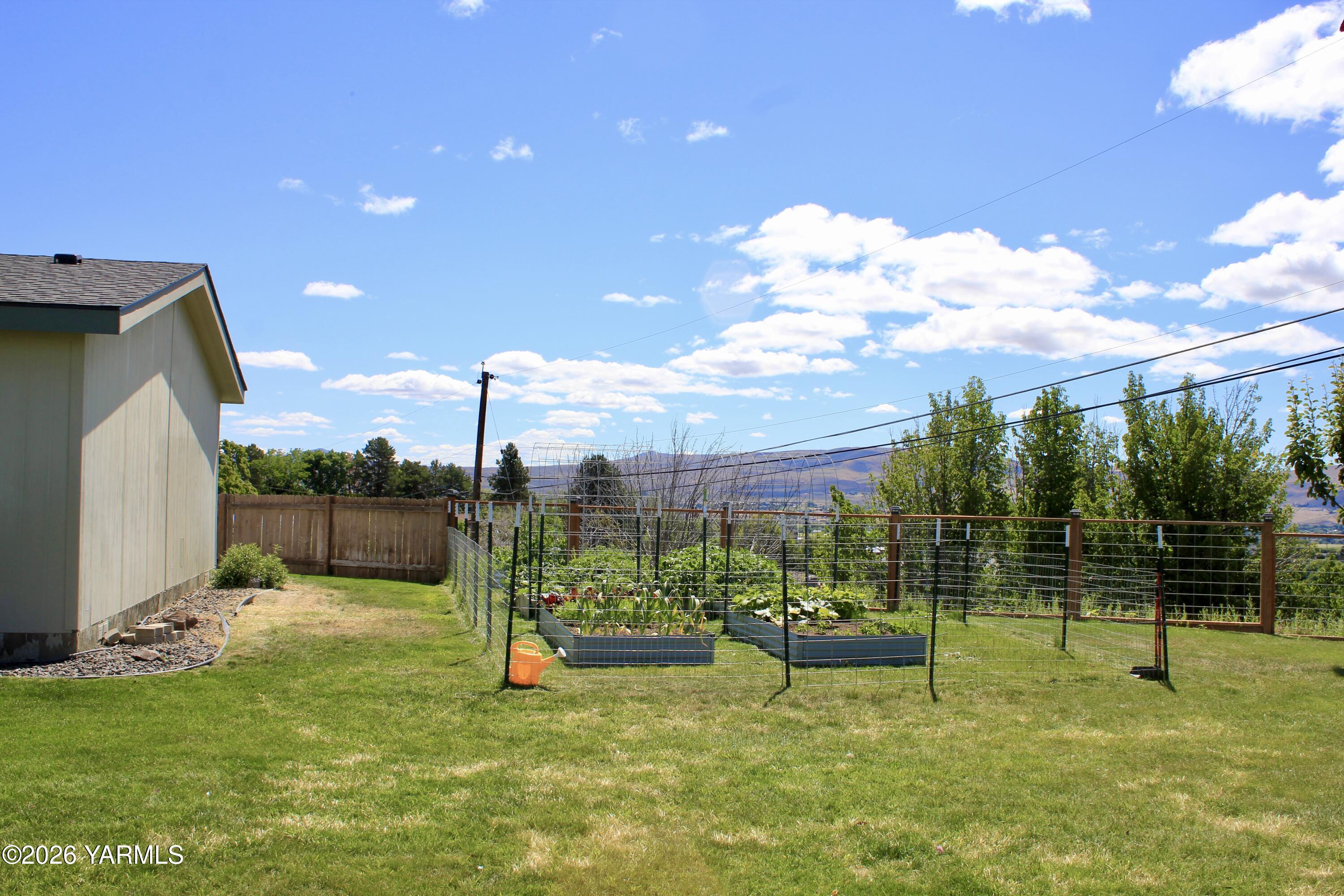 1101 Gore Road Selah, WA 98942 - Photo 5 of 42 Front straight on Garden view