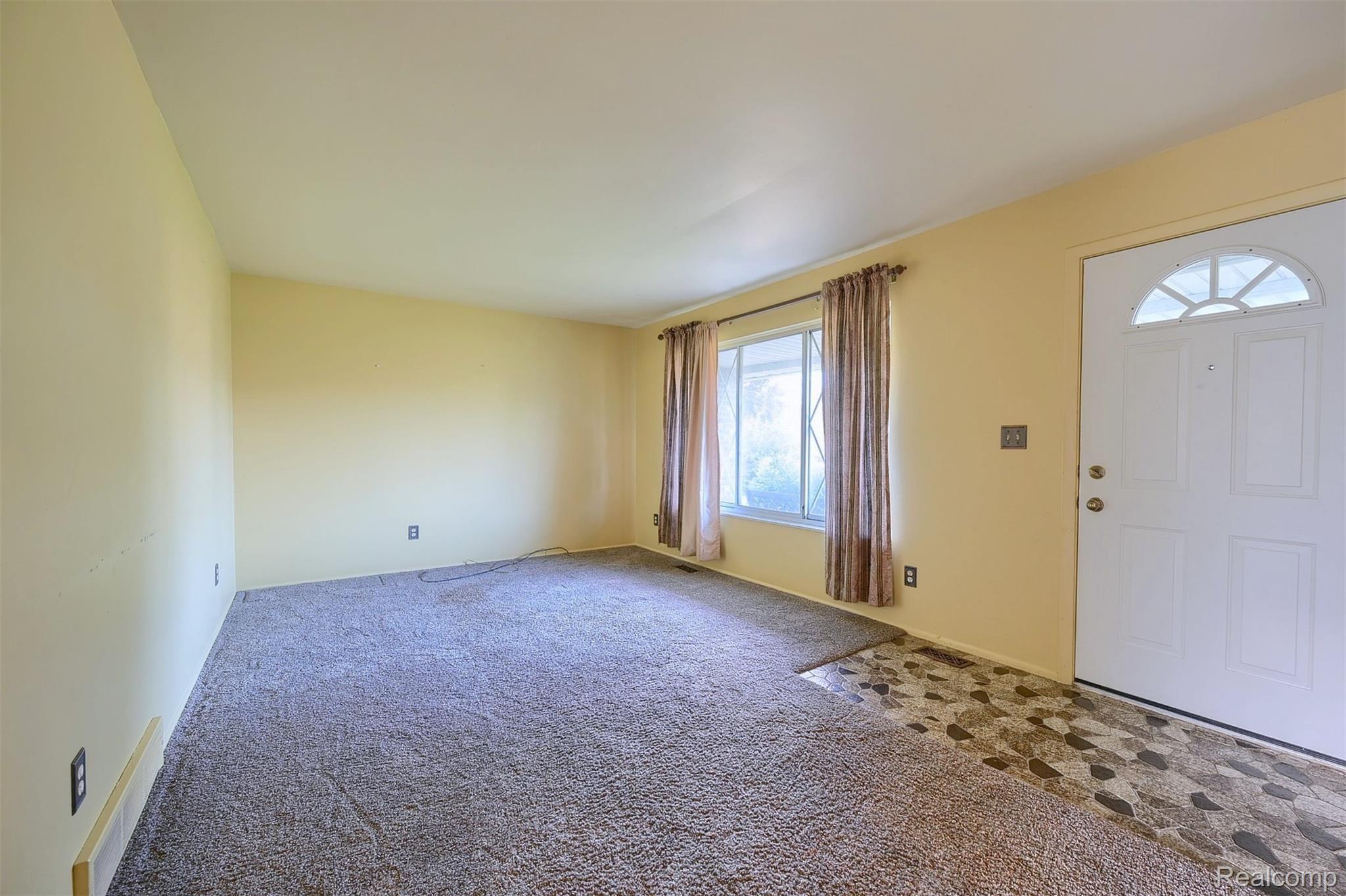 13208 North Linden Road Clio, MI 48420 - Photo 8 of 23 4-Great-Room.jpg