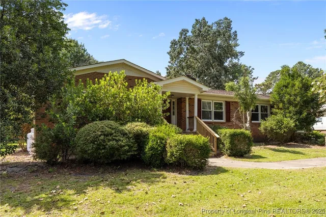 a view of a house with backyard and garden