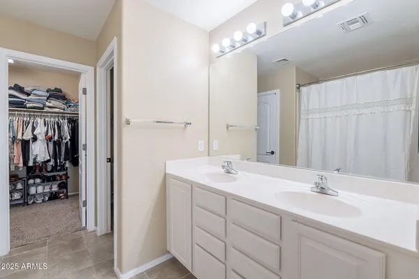 a en suite bathroom with double sink and a mirror