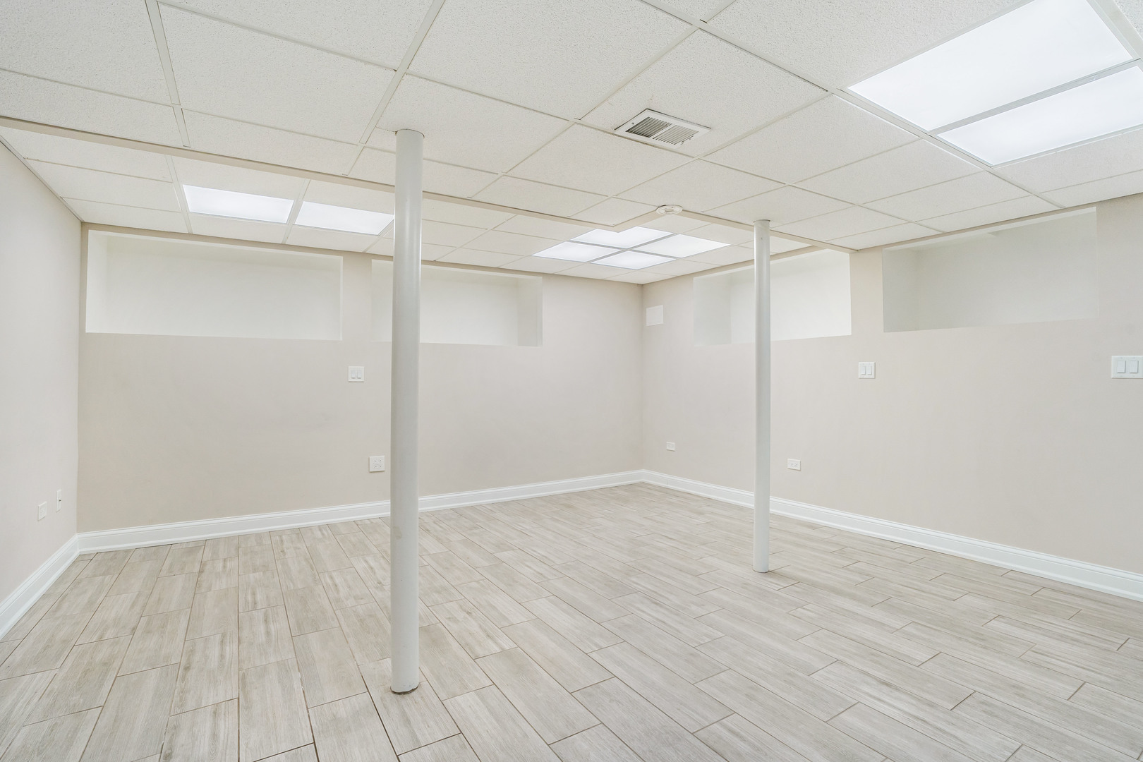 7510 Thomas Avenue Bridgeview, IL 60455 - Photo 18 of 25 a view of an empty room with wooden floor