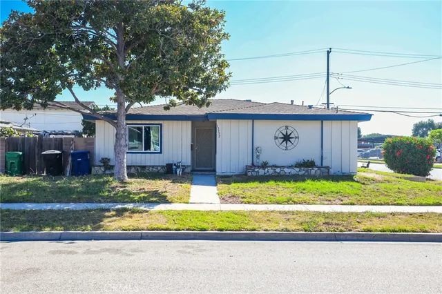 a view of a house with a yard