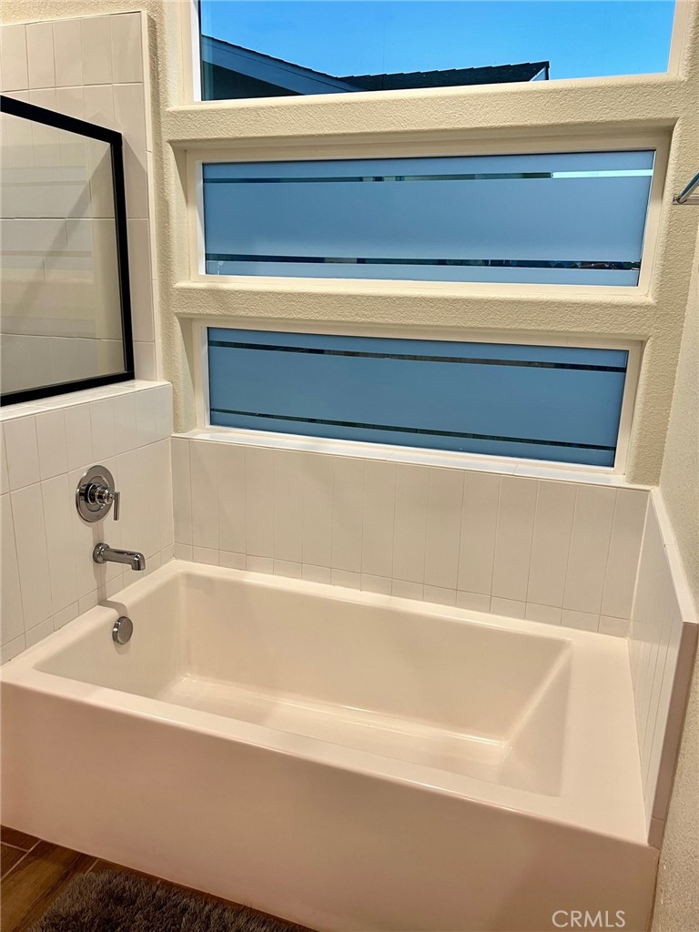 3751 Gabriel Drive Merced, CA 95340 - Photo 25 of 30 a bathroom with bathtub