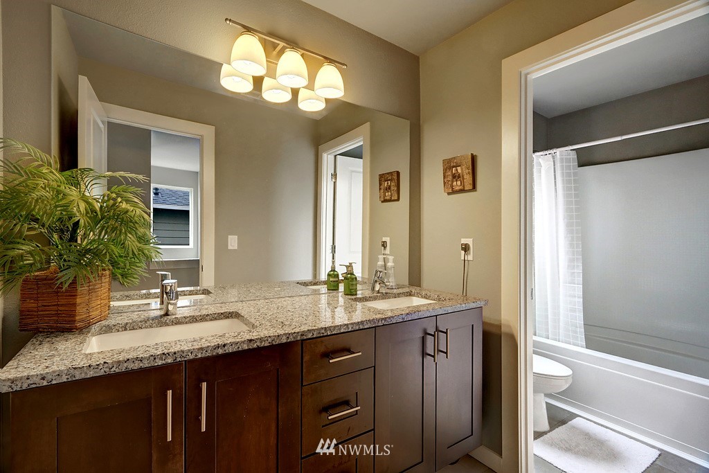 873 Southwest 96th Place Seattle, WA 98106 - Photo 12 of 20 Gallery Image 12