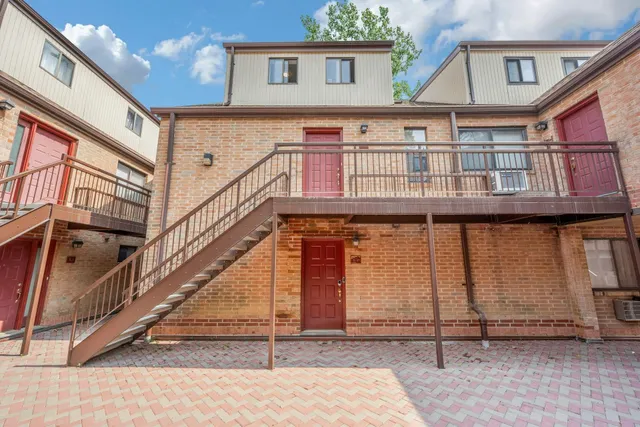 a view of entryway with a front door
