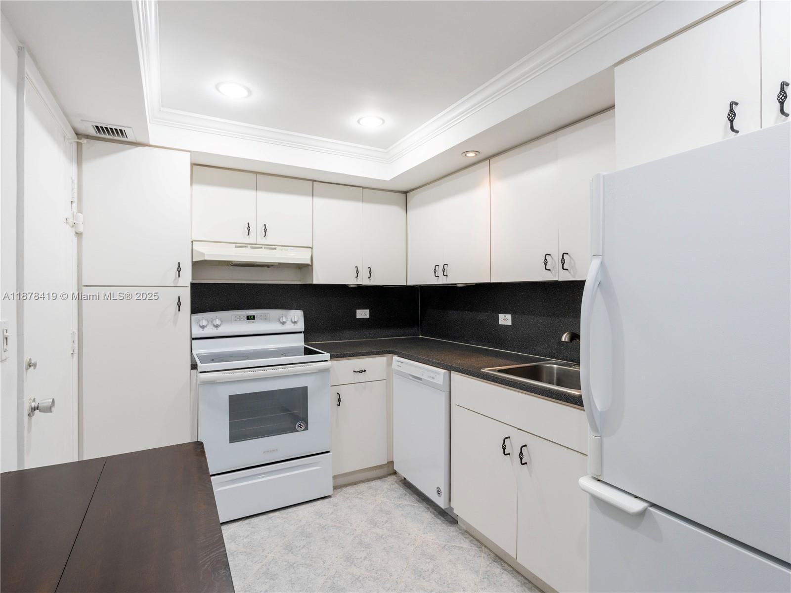 5005 Collins Avenue, Unit 1105 Miami Beach, FL 33140 - Photo 7 of 24