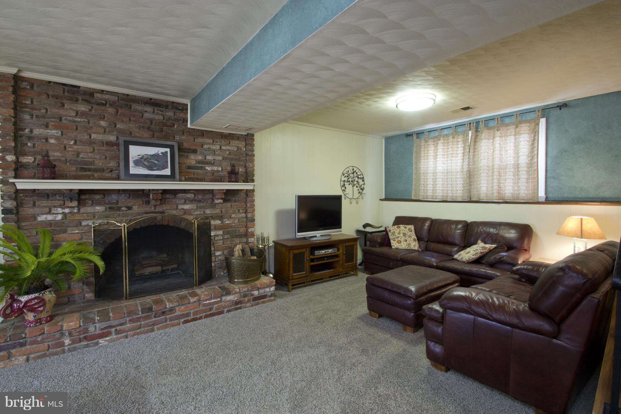 653 Shore Acres Road Arnold, MD 21012 - Photo 16 of 30 Living Room