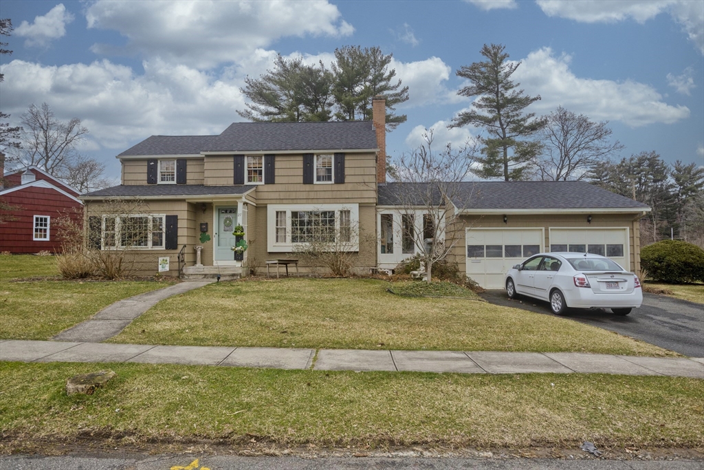 27 George Street Holyoke, MA 01040 - Photo 3 of 41 Gallery Image 3