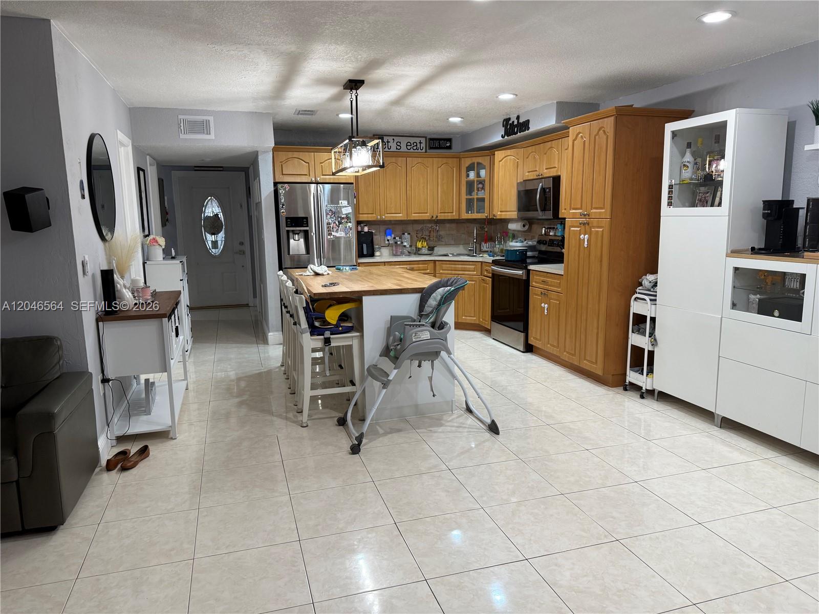 7151 West 3rd Court Hialeah, FL 33014 - Photo 3 of 28