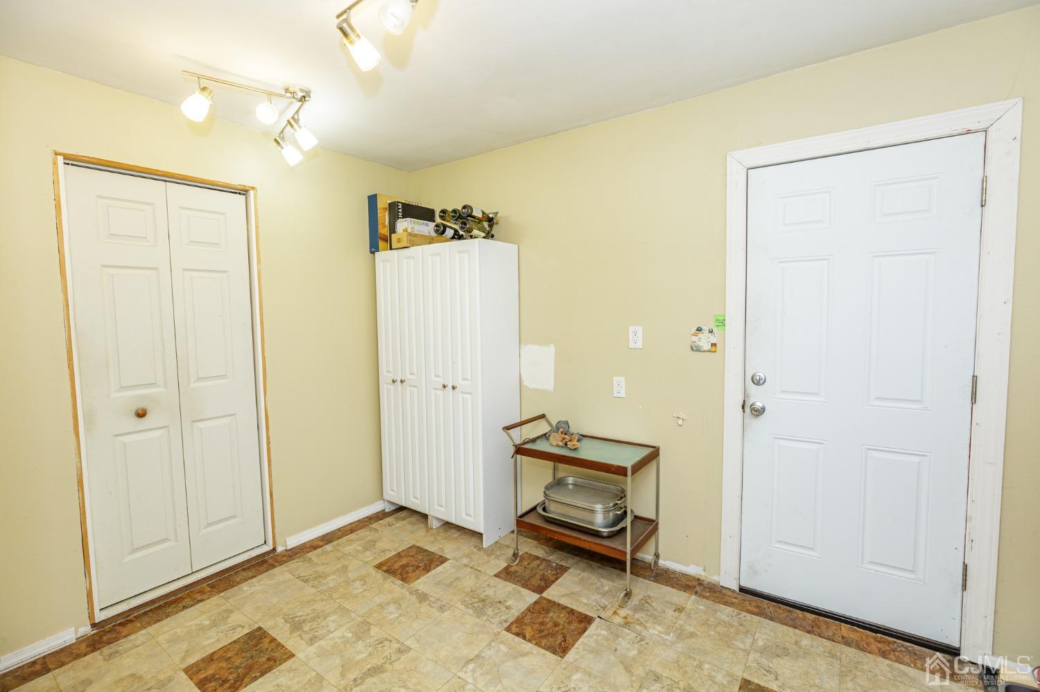 33 Constable Road Kendall Park, NJ 08824 - Photo 15 of 38 Gallery Image 15