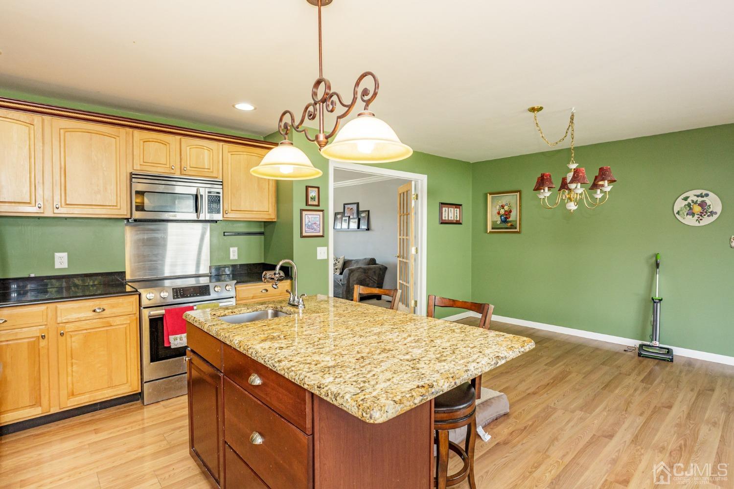 33 Constable Road Kendall Park, NJ 08824 - Photo 10 of 38 Gallery Image 10