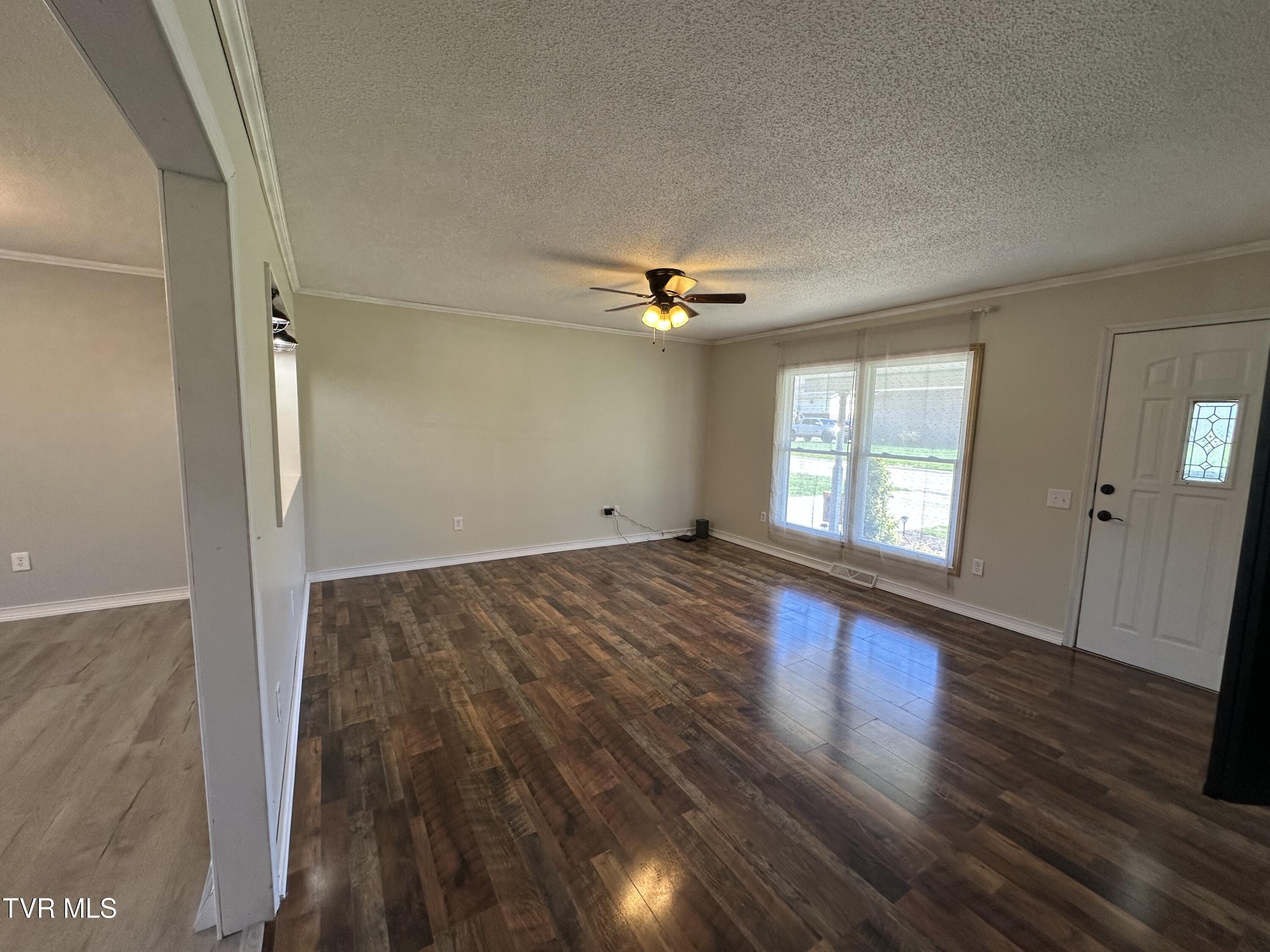 106 Buffalo Court Erwin, TN 37650 - Photo 6 of 20 Living Room
