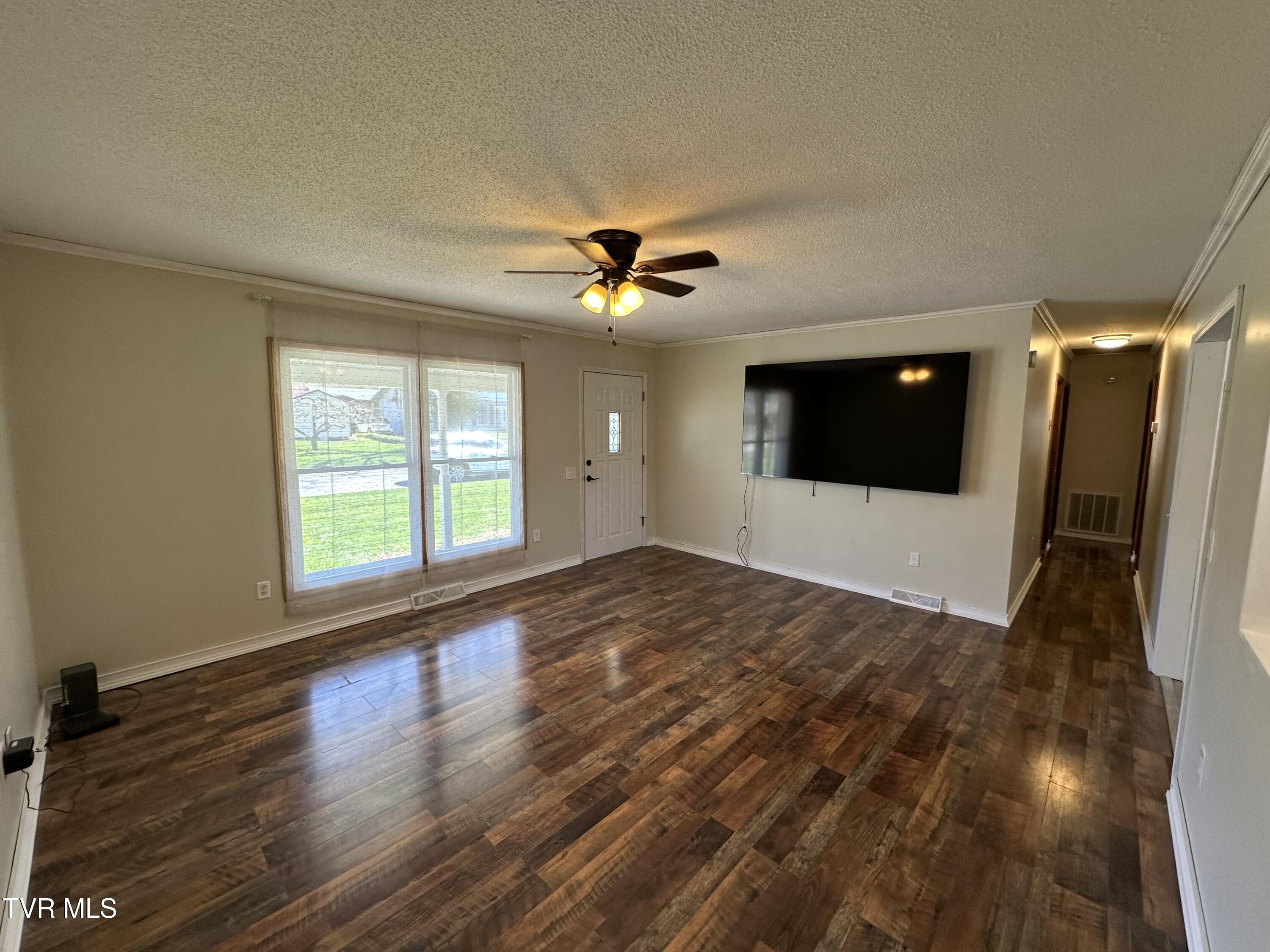106 Buffalo Court Erwin, TN 37650 - Photo 7 of 20 Living Room