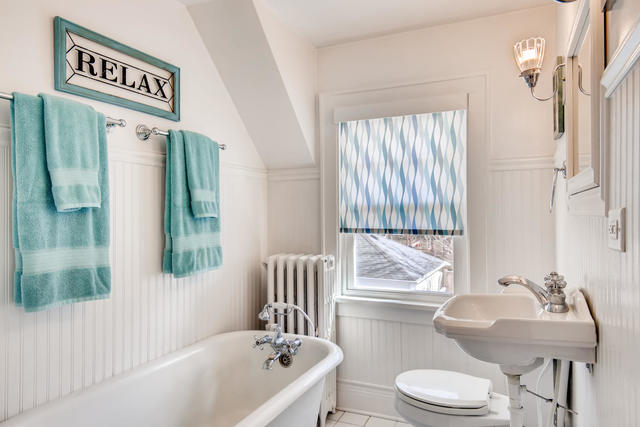161 Washington Circle Lake Forest, IL 60045 - Photo 19 of 25 a bathroom with a sink toilet and tub