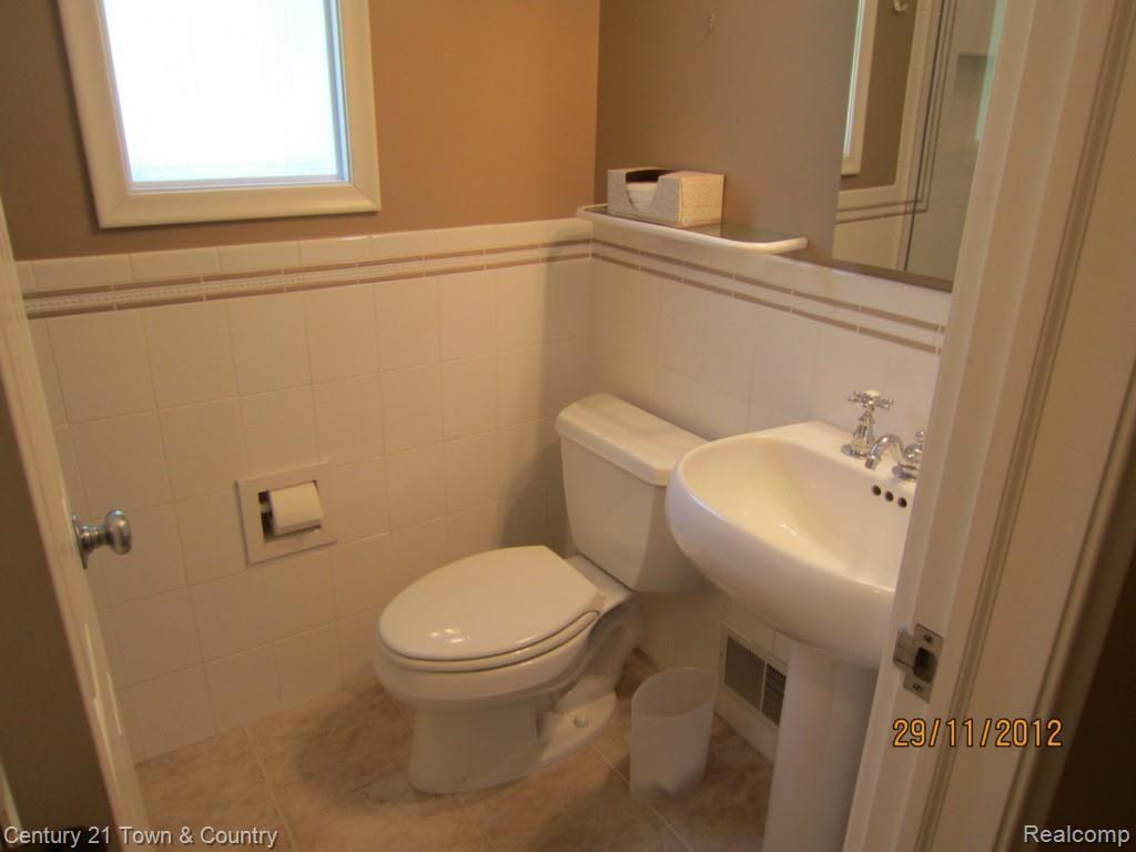 910 Rivenoak Street Birmingham, MI 48009 - Photo 16 of 24