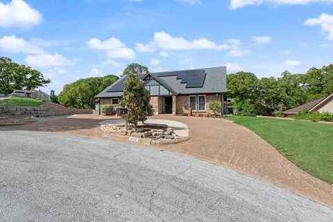 a view of a house with backyard and garden