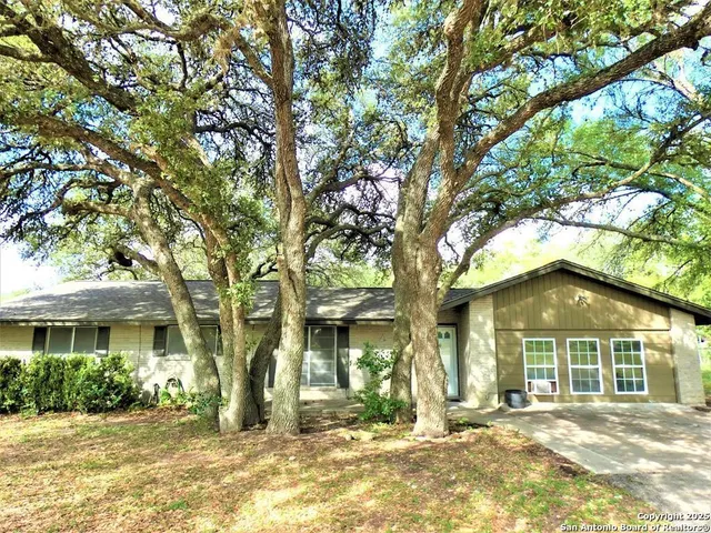 $1,600 | 210 Loma Linda, Beeville, TX 78102