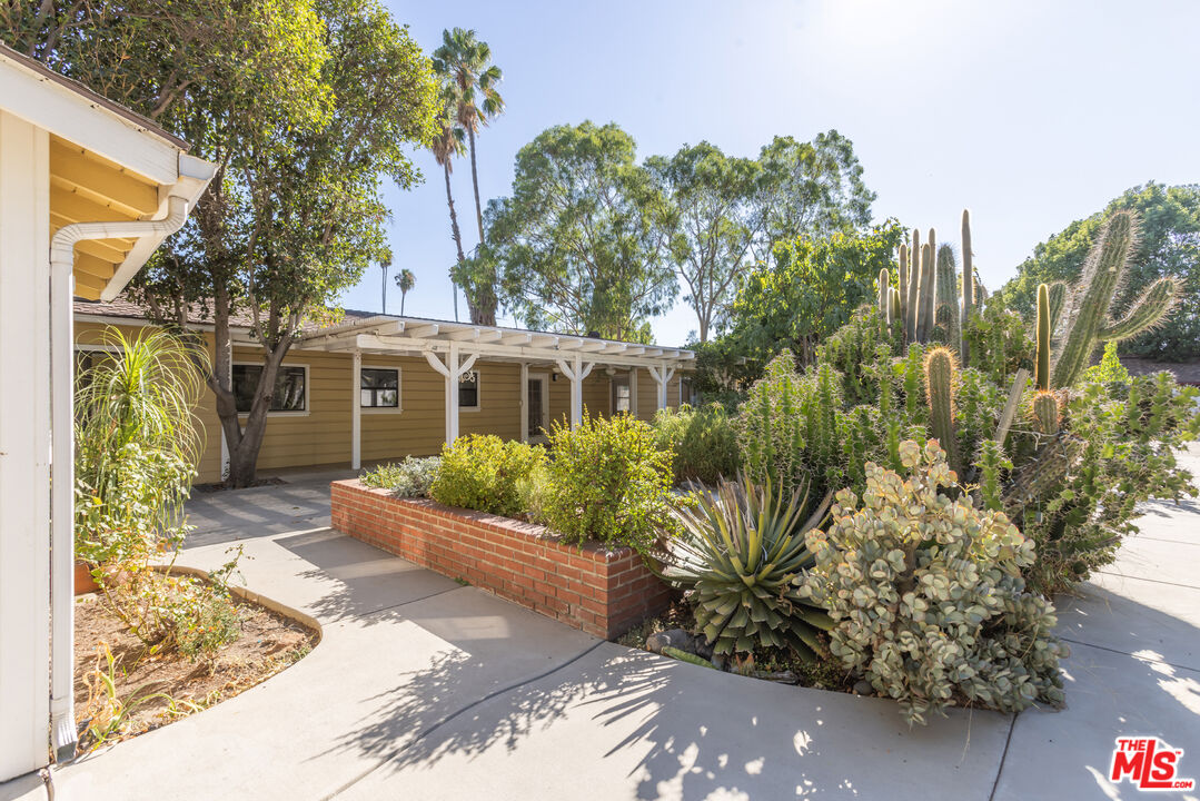 7225 Forbes Avenue Lake Balboa, CA 91406 - Photo 5 of 35