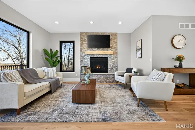 $850,000 | 1019 River Bluff Drive, Washington, MO 63090