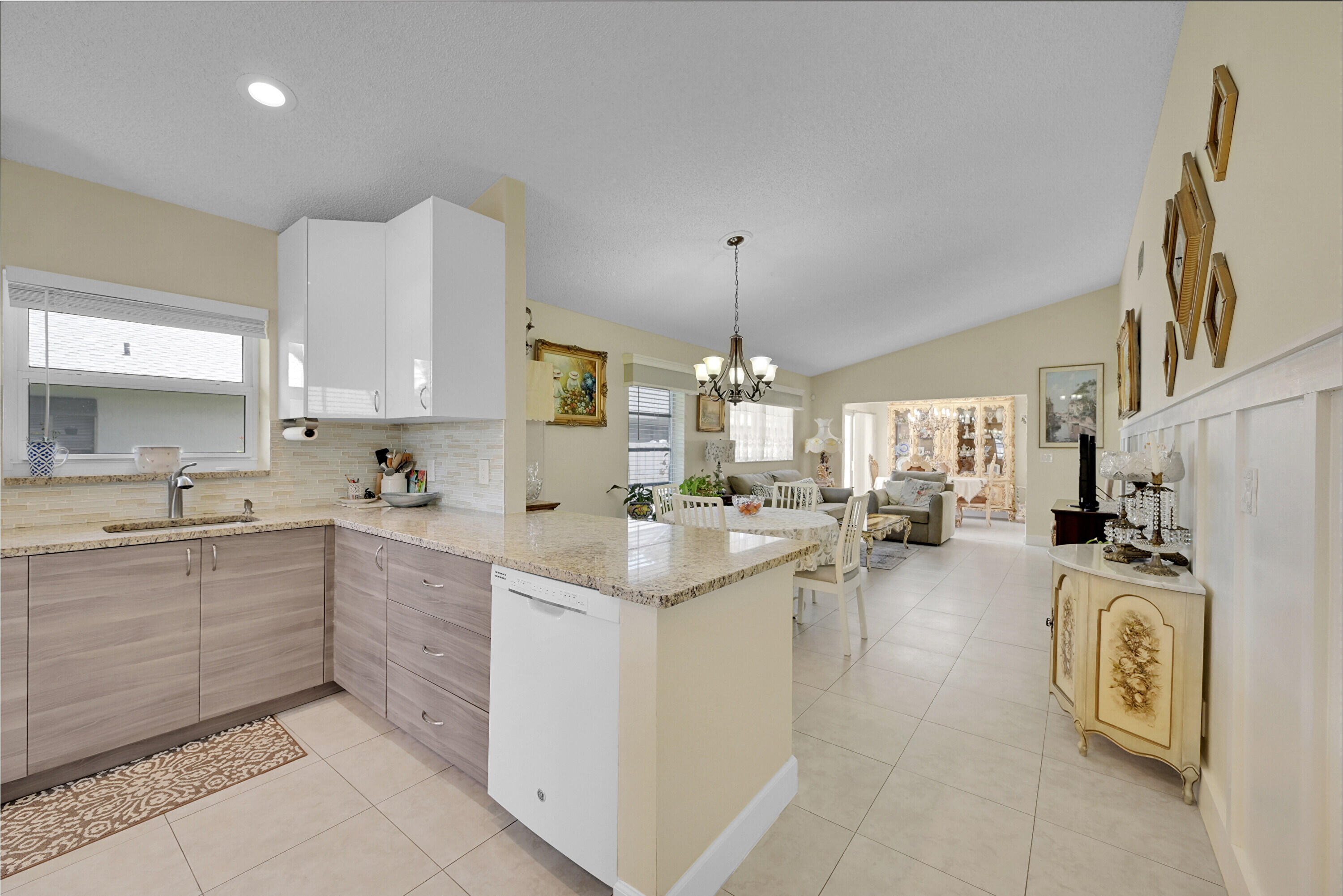 8624 Jasmine Way Boca Raton, FL 33496 - Photo 4 of 34 05_52477- (5)