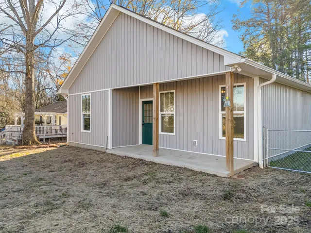 a front view of house with yard