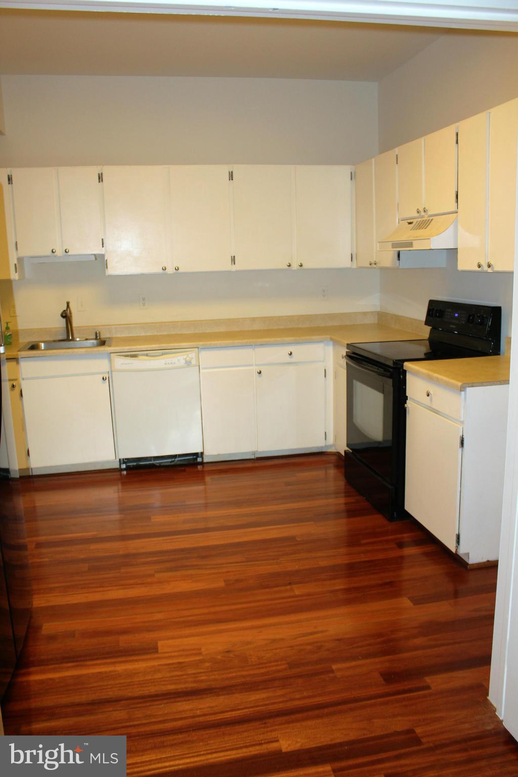 2114 Green Watch Way, Unit 300 Reston, VA 20191 - Photo 8 of 24 Kitchen