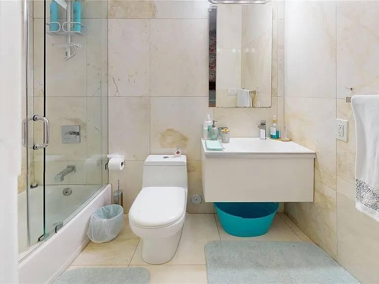 3091 Southwest 21st Street Miami, FL 33145 - Photo 19 of 20 3091 Guest Bath Level 1
