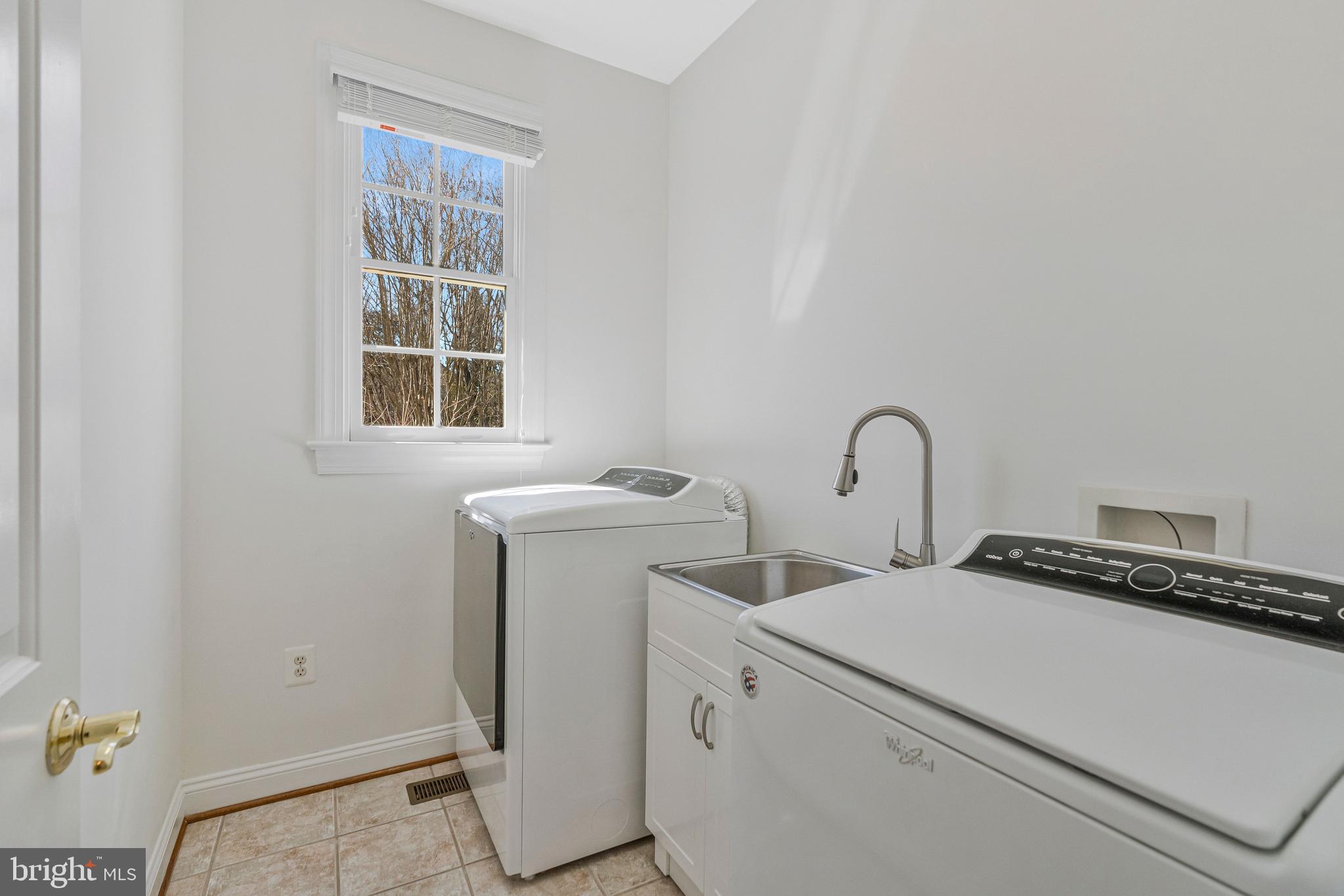 5802 Ridings Manor Place Centreville, VA 20120 - Photo 31 of 86 Main Level Laundry