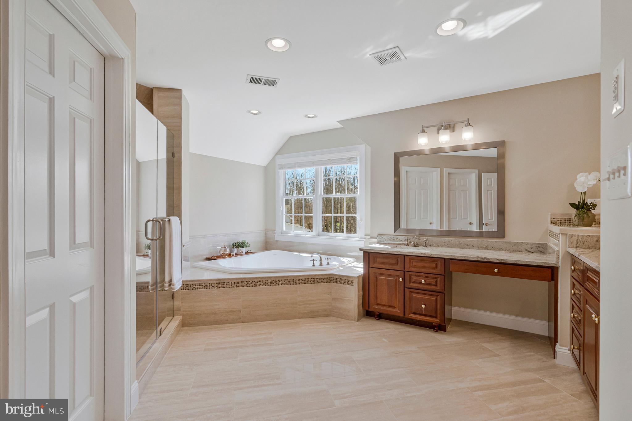 5802 Ridings Manor Place Centreville, VA 20120 - Photo 35 of 86 Primary Bath