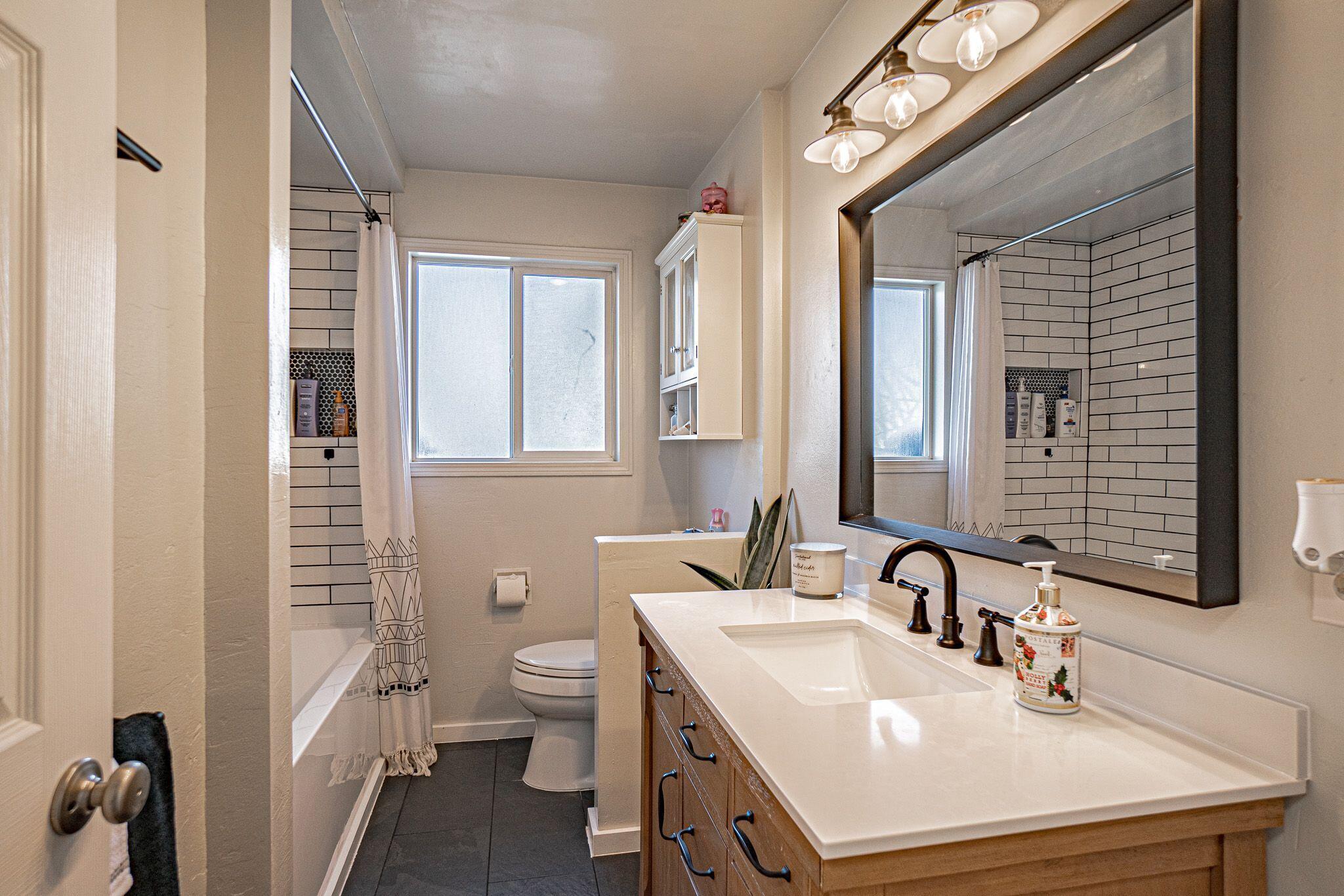 530 Freeman Road Central Point, OR 97502 - Photo 8 of 11 Freeman Bathroom
