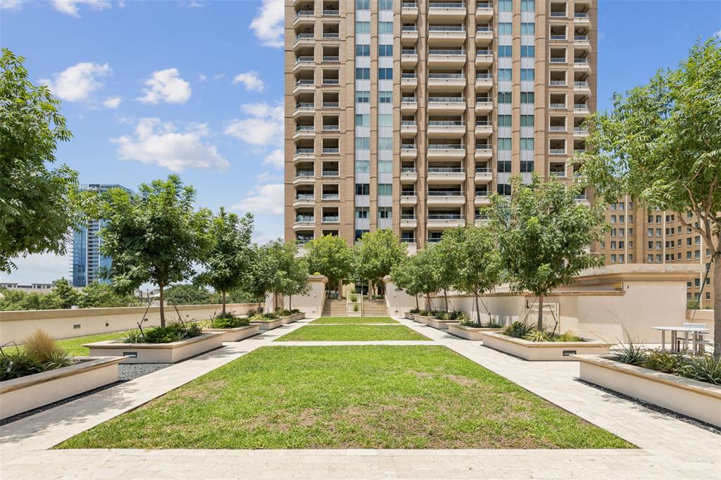 2300 Wolf Street, Unit 3D Dallas, TX 75201 - Photo 30 of 37 a view of a building with garden and trees
