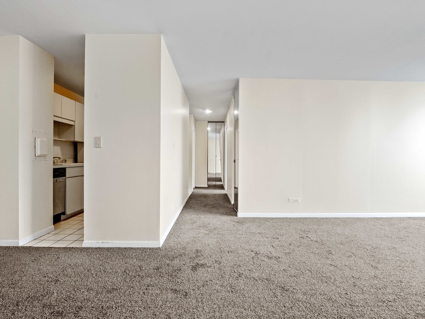 6171 North Sheridan Road, Unit 1803 Chicago, IL 60660 - Photo 4 of 24 Gallery Image 4