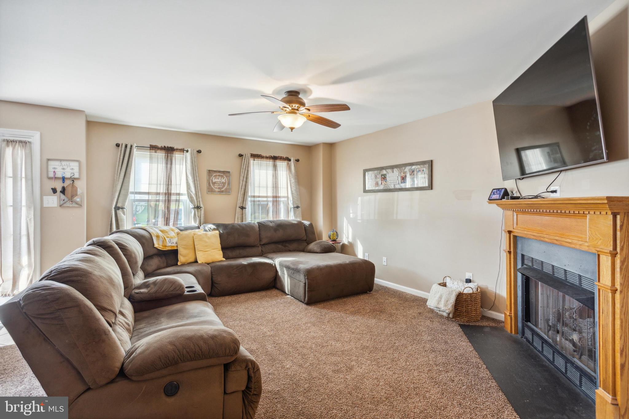 232 Springvalley Way Aston, PA 19014 - Photo 2 of 21 Gallery Image 2