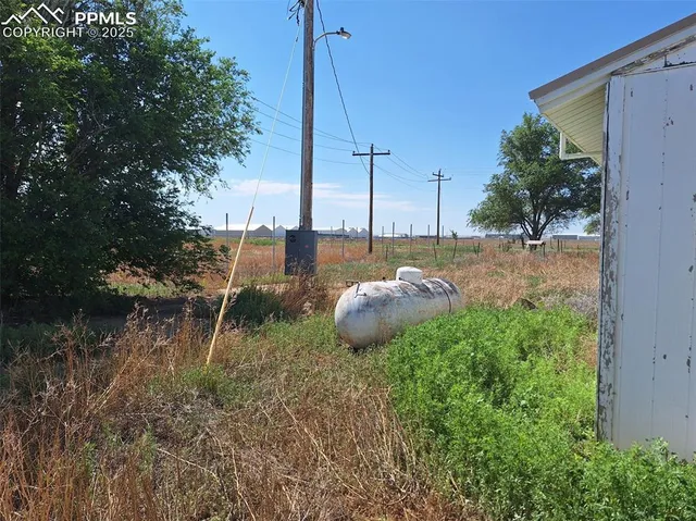 a view of a back yard